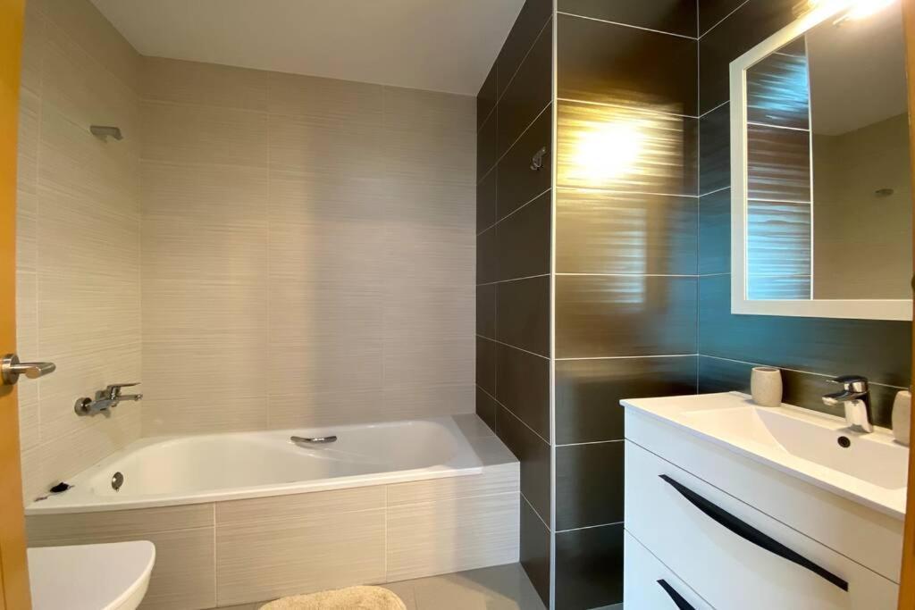 Chalet Moderno Con Piscina En Mont - Roige Bahia 外观 照片